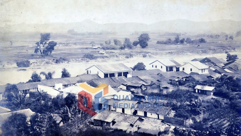 1890-1895_Khu vực dân cư bên bờ sông Ka Long. Ảnh của Raphaël Moreau