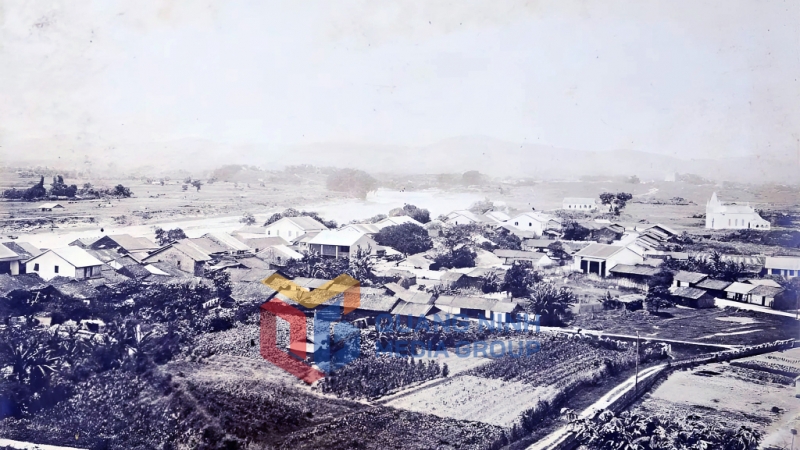 1890-1895_Toàn cảnh thị trấn Móng Cái xưa. Ảnh của Raphaël Moreau