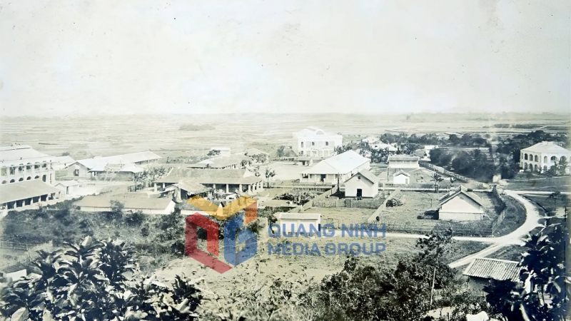 1890-1895_Khu dân cư ở biên giới Móng Cái. Ảnh của Raphaël Moreau