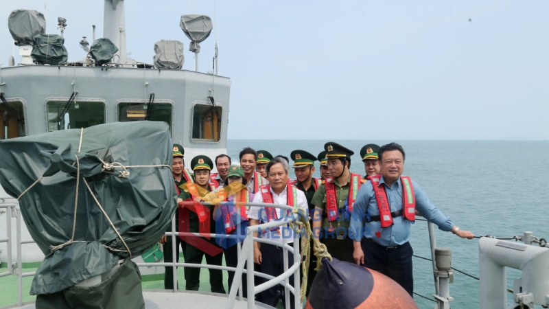 Đồng chí Vũ Đại Thắng, Ủy viên Trung ương Đảng, Bí thư Tỉnh ủy, Trưởng Đoàn ĐBQH tỉnh, cùng đoàn công tác kiểm tra khu vực vùng biển Cô Tô (4-2025). Ảnh: Thu Chung