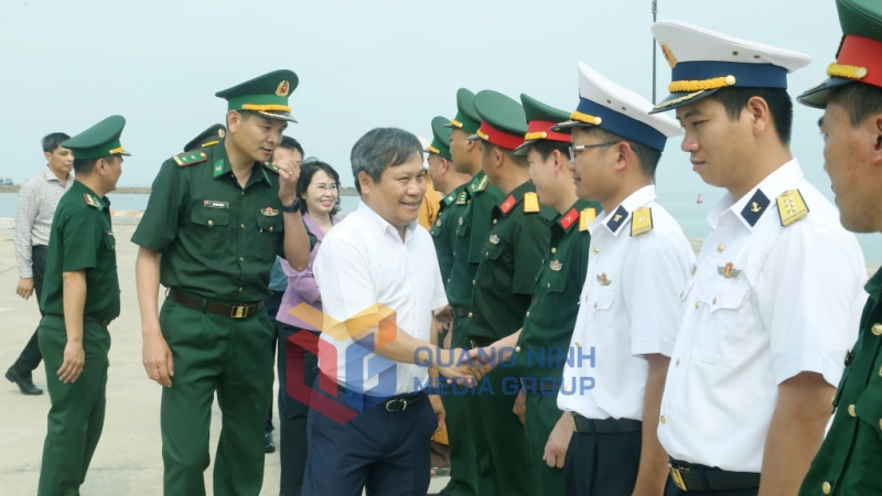 Đồng chí Bí thư Tỉnh ủy cùng các đồng chí trong đoàn công tác thăm, động viên nhân dân và các lực lượng vũ trang trên đảo Trần (4-2025). Ảnh: Thu Chung