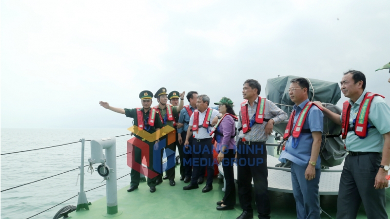 Đồng chí Vũ Đại Thắng, Ủy viên Trung ương Đảng, Bí thư Tỉnh ủy, Trưởng Đoàn ĐBQH tỉnh, cùng đoàn công tác của BTV Tỉnh ủy kiểm tra tuyến biên giới trên biển (4-2025). Ảnh: Thu Chung
