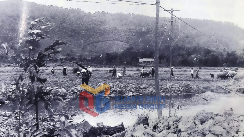 Mặc dù bị đánh phá ác liệt, nhân dân xã Sơn Dương, huyện Hoành Bồ (nay là TP Hạ Long) vẫn dũng cảm sản xuất bên hố bom của kẻ thù. Ảnh: Tư liệu Thư viện Quảng Ninh.