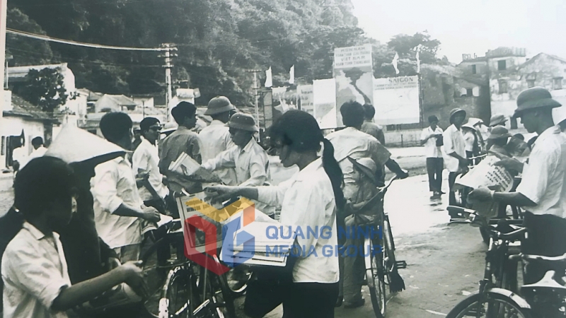 Bưu điện Quảng Ninh phát hành báo thông tin đại thắng 30-4-1975 tới người dân. Ảnh: Tư liệu của Bưu điện Quảng Ninh