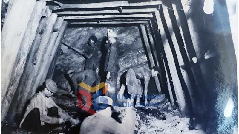 Công nhân mỏ của Công ty than Đông Triều bên trong một đường hầm dưới lòng đất năm 1942. Ảnh: Tư liệu