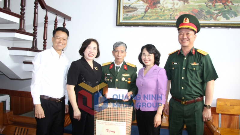 Đồng chí Trịnh Thị Minh Thanh, Phó Bí thư Thường trực Tỉnh ủy, Chủ tịch HĐND tỉnh, thăm hỏi, tặng quà ông Đào Tuấn Tuyết, trú tại khu Diêm Thủy, phường Cẩm Bình (4-2025). Ảnh: Mạnh Trường
