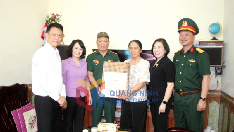 Đồng chí Trịnh Thị Minh Thanh, Phó Bí thư Thường trực Tỉnh ủy, Chủ tịch HĐND tỉnh, thăm hỏi, tặng quà ông Lê Đức Khoái, trú tại tổ 5, khu Dốc Thông, phường Cẩm Tây (4-2025). Ảnh: Mạnh Trường
