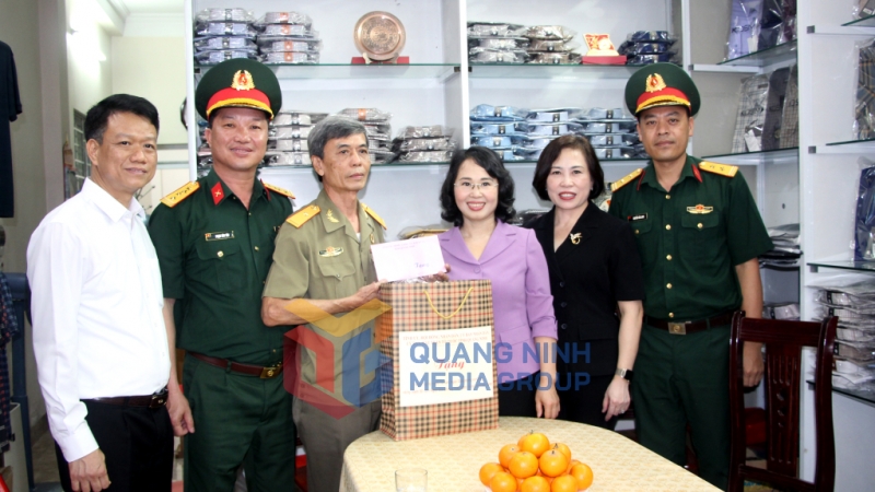 Đồng chí Trịnh Thị Minh Thanh, Phó Bí thư Thường trực Tỉnh ủy, Chủ tịch HĐND tỉnh, thăm hỏi, tặng quà ông Nguyễn Văn Bình, trú tại khu 4A, phường Cẩm Trung (4-2025). Ảnh: Mạnh Trường
