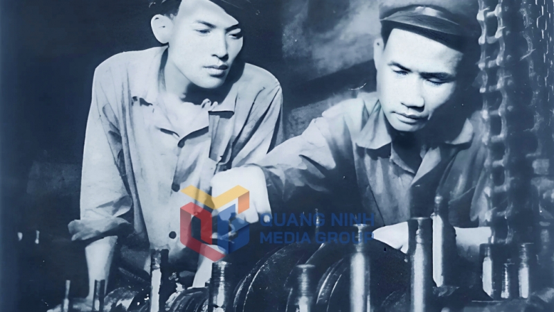 Cán bộ, công nhân Nhà máy Điện Uông Bí bình tĩnh điều hành và bám máy sản xuất điện dưới làn bom đạn Mỹ. Ảnh: Tư liệu