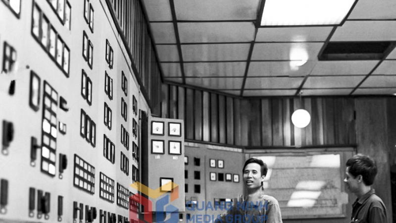 Công nhân nhà máy nhiệt điện Uông Bí năm 1977. Ảnh: Tư liệu
