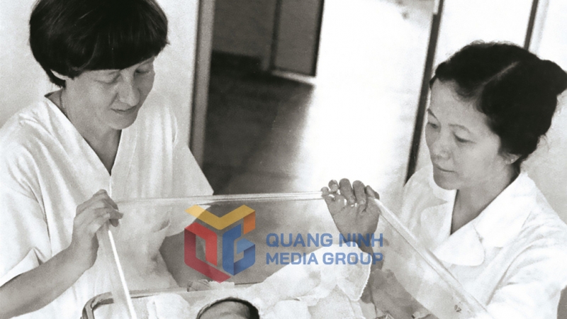 Chuyên gia Thụy Điển và bác sĩ Trưởng khoa Sản, Bệnh viện Việt Nam - Thuỵ Điển Uông Bí trao đổi chuyên môn chăm sóc trẻ sơ sinh, năm 1976. Ảnh: Tư liệu