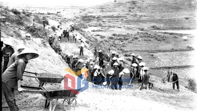 Đồng bào các dân tộc xã Thượng Yên Công (Uông Bí) tích cực làm thuỷ lợi. Ảnh: Tư liệu
