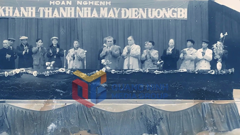 Thủ tướng Phạm Văn Đồng cùng các cấp lãnh đạo và chuyên gia Liên Xô trong Lễ khánh thành Nhà máy Điện Uông Bí ngày 18/1/1964. Ảnh: Tư liệu