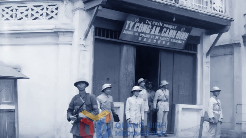 Các chiến sĩ công an tiếp quản trụ sở Ty Công an - Cảnh binh Hòn Gai. Ảnh: Tư liệu