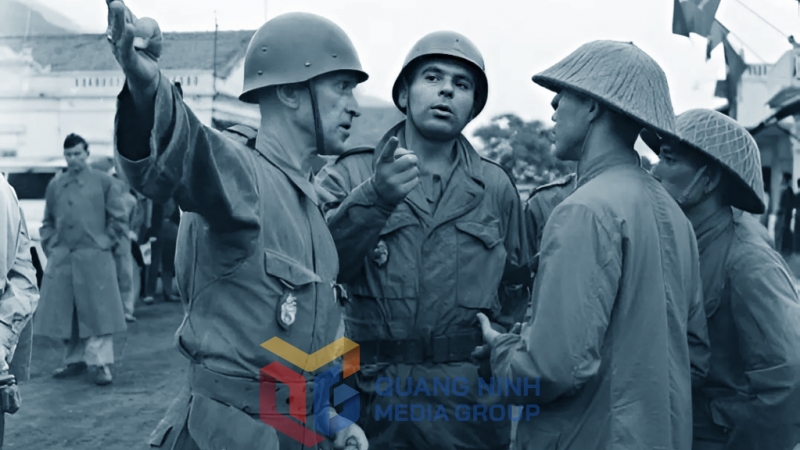 Các sĩ quan của hai phía Việt Nam và Pháp trao đổi về việc đảm bảo an ninh tại Cẩm Phả. Ảnh: Tư liệu
