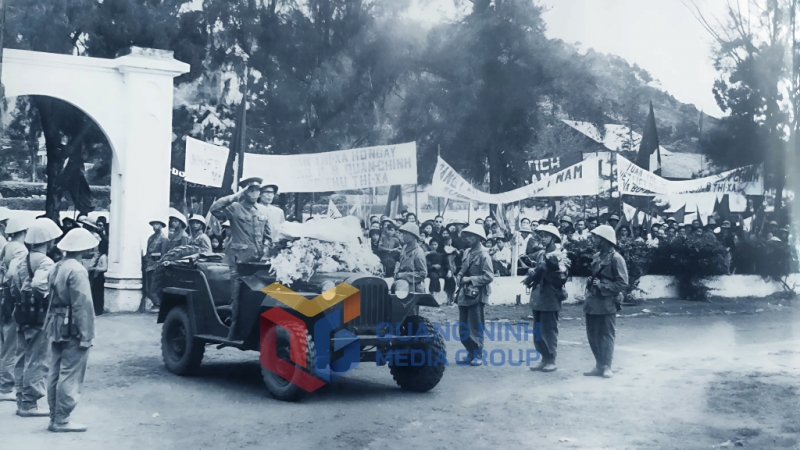 Ngày 25/4/1955, ngay sau tiếp quản, Ủy ban Quân chính khu Hồng Quảng đã ra mắt nhân dân thị xã Hòn Gai trong lễ mít tinh được tổ chức trọng thể tại sân vận động Hòn Gai. Ảnh: Tư liệu