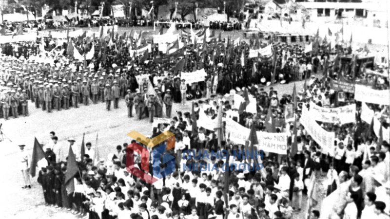 Quang cảnh buổi mít tinh mừng vùng mỏ được giải phóng tổ chức tại Hòn Gai (1-5-1955). Ảnh: Tư liệu của Bảo tàng Quảng Ninh