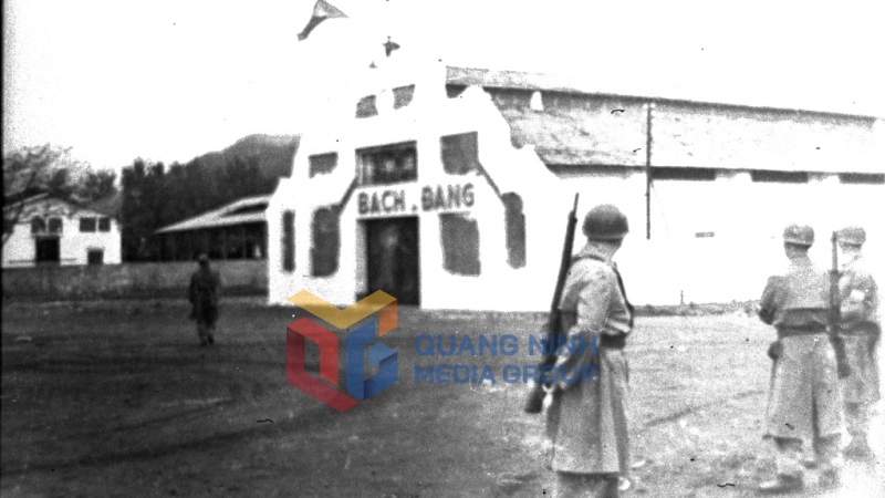 Quân Pháp chưa rút hết khỏi Hòn Gai, nhân dân ta đã treo cờ trên nóc rạp Bạch Đằng (4-1955). Ảnh: Tư liệu của Bảo tàng Quảng Ninh