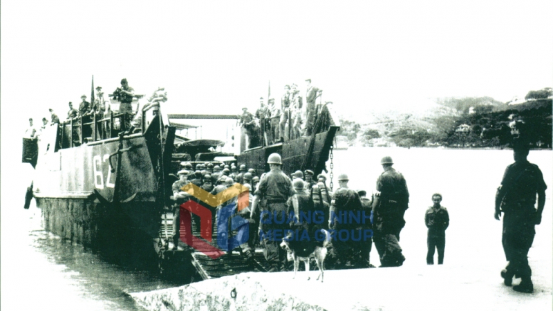 Quân pháp rút khỏi khu mỏ tại bến phà Bãi Cháy (24-4-1955). Ảnh: Tư Liệu
