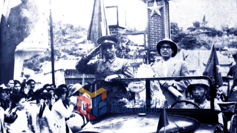 Ủy ban quân quản vào tiếp quản thị xã Hòn Gai ngày (25-4-1955). Ảnh: Tư liệu của Bảo tàng Quảng Ninh