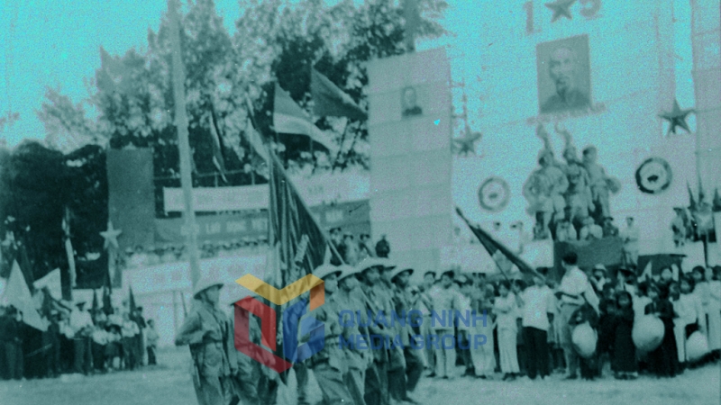 Bộ đội diễu hành trong buổi mít tinh mừng vùng mỏ được giải phóng tổ chức tại Hòn Gai (1-5-1955). Ảnh: Tư liệu của Bảo tàng Quảng Ninh