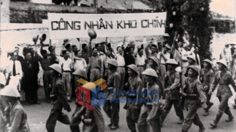 Công nhân kho chính Hòn Gai cùng nhân dân đón mừng bộ đội vào tiếp quản (4-1955). Ảnh: Tư liệu của Bảo tàng Quảng Ninh