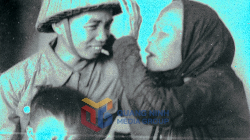 Cụ Ngô Thị Trang ở Hòn Gai dù bị lòa cả hai mắt vẫn đi đón bộ đội về tiếp quản (4-1955). Ảnh: Tư liệu của Bảo tàng Quảng Ninh