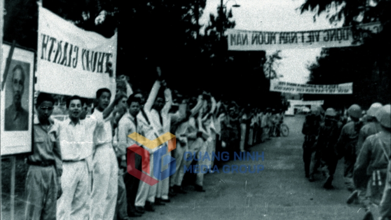 Nhân dân Hòn Gai vui đón bộ đội vào tiếp quản (4-1955). Ảnh: Tư liệu của Bảo tàng Quảng Ninh