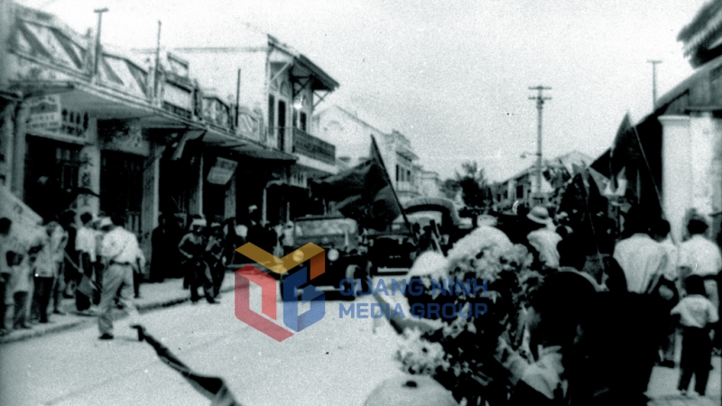 Nhân dân Hòn Gai vui đón bộ đội vào tiếp quản (4-1955). Ảnh: Tư liệu của Bảo tàng Quảng Ninh