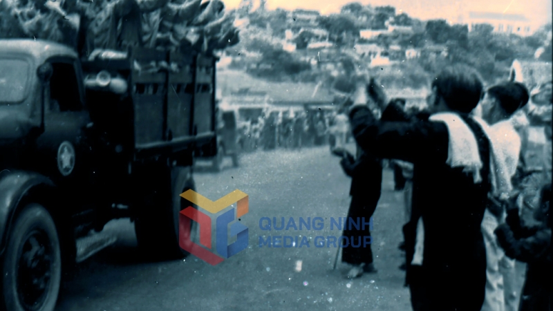 Nhân dân Hòn Gai vui đón bộ đội vào tiếp quản (4-1955). Ảnh: Tư liệu của Bảo tàng Quảng Ninh