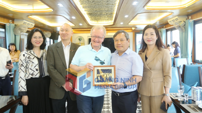Đồng chí Vũ Đại Thắng, Bí thư Tỉnh ủy, Trưởng Đoàn ĐBQH tỉnh tặng quà lưu niệm cho Giáo sư John Anthony Quelch (5-2025). Ảnh: Thu Chung
