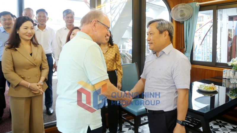 Đồng chí Vũ Đại Thắng, Ủy viên Trung ương Đảng, Bí thư Tỉnh ủy, Trưởng Đoàn ĐBQH tỉnh chào mừng Giáo sưJohn Anthony Quelch, nguyên Phó Hiệu trưởng của Trường kinh doanh Harvard, nguyên Hiệu trưởng Trường kinh doanh Miami Herbert (Hoa Kỳ) đến thăm Vịnh Hạ Long (5-2025). Ảnh: Thu Chung