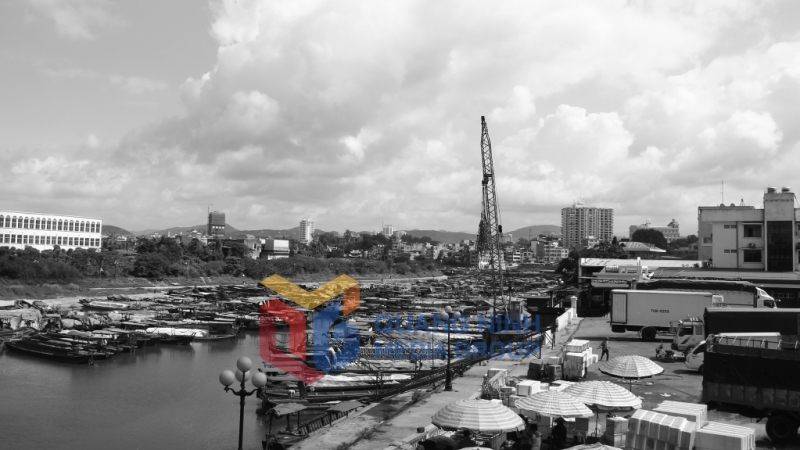 TP Móng Cái những ngày đầu thông thương hàng hóa qua sông (ảnh chụp năm 1997). Ảnh: PV