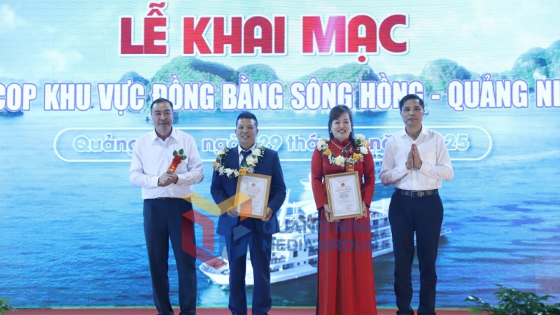 2025-05_Hội chợ OCOP khu vực Đồng bằng sông Hồng - Quảng Ninh 2025 - Trao giấy chứng nhận sản phẩm 5 sao cấp quốc gia cho Công ty CP Ngọc trai Hạ Long và Công ty CP Kinh doanh lâm sản Đạp Thanh. Ảnh: Cao Quỳnh