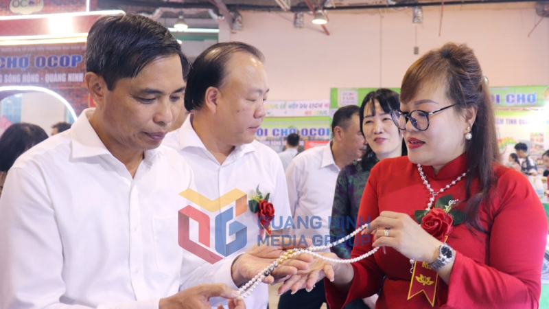 2025-05_Hội chợ OCOP khu vực Đồng bằng sông Hồng - Quảng Ninh 2025 - Các đại biểu tham quan gian hàng trưng bày, giới thiệu sản phẩm ngọc trai. Ảnh: Cao Quỳnh