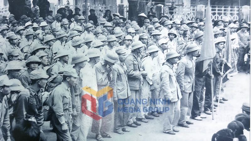 Nhân dân thị xã Hòn Gai tiễn đưa thanh niên nhập ngũ thời kỳ từ 1969 - 1971. Ảnh: Tư liệu