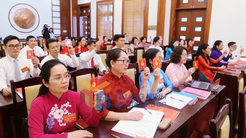 Các đại biểu biểu quyết thông qua nghị quyết tại đại hội (5-2025). Ảnh: Nguyễn Thanh