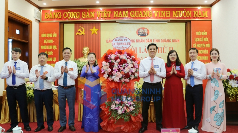Đồng chí Nguyễn Văn Hồi, Chủ tịch Ủy ban MTTQ tỉnh, Phó Bí thư Thường trực Đảng ủy các cơ quan Đảng tỉnh tặng hoa chúc mừng đại hội (5-2025). Ảnh: Nguyễn Thanh