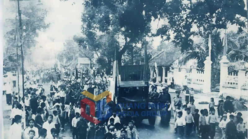 Lễ mừng chiến thắng và đón nhận Huân chương của thị xã Cẩm Phả năm 1973. Ảnh: Tư liệu