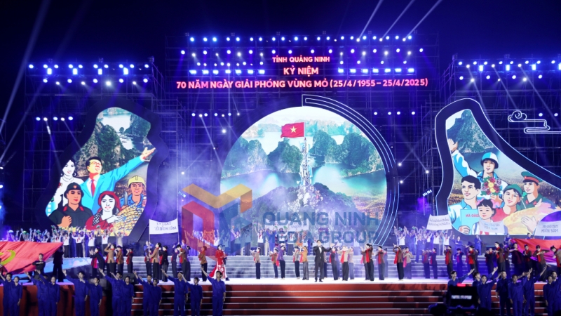 Mỗi khi tan ca, những người thợ mỏ lại ngân lên khúc hát để xua tan đi mệt mỏi và mong chờ vào những điều tươi đẹp (2025-04). Ảnh: Mạnh Trường