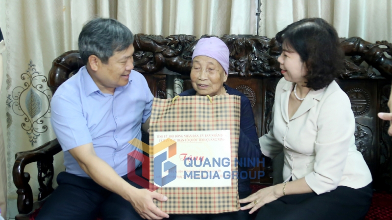 Đồng chí Bí thư Tỉnh ủy tặng quà và chúc Mẹ luôn giữ gìn sức khỏe, sống vui, sống khỏe, sống trường thọ (5-2025). Ảnh: Thu Chung