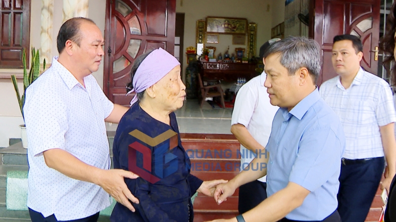 Đồng chí Bí thư Tỉnh ủy Vũ Đại Thắng ân cần thăm hỏi sức khỏe của Mẹ VNAH Phạm Thị Chuyên (5-2025). Ảnh: Thu Chung
