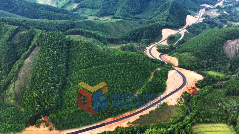 Đường nối Đồng Sơn - Đồng Lâm (TP Hạ Long) dài gần 20km, hoàn thành năm 2024, tạo kết nối liên thông, tổng thể chuỗi hạ tầng giao thông phía Bắc Hạ Long (5-2025). Ảnh: Đỗ Phương