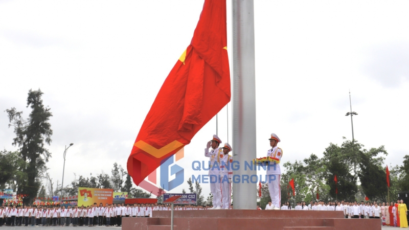2025-05_Lễ Thượng cờ đặc biệt trên đảo Cô Tô kỷ niệm 64 năm ngày Bác Hồ ra thăm đảo Cô Tô 9-5 (1961-2025). Ảnh: PV