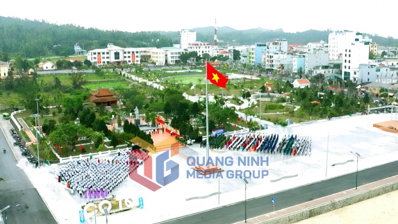 2025-05_Lễ Thượng cờ đặc biệt trên đảo Cô Tô kỷ niệm 64 năm ngày Bác Hồ ra thăm đảo Cô Tô 9-5 (1961-2025). Ảnh: PV