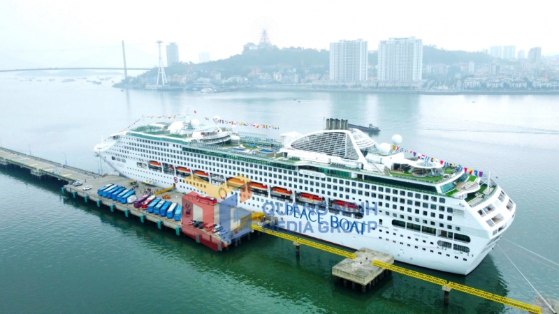 Tàu biển Pacific World đưa khoảng 1.700 du khách đến Quảng Ninh trong ngày 30-4-2025. Ảnh: Hoàng Quỳnh