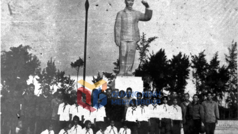 Các đoàn đại biểu dự lễ khành thành tượng đài Bác Hồ trên đảo Cô Tô ngày 09/05/1976. Ảnh: Tư liệu
