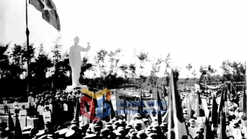 Quang cảnh lễ khánh thành tượng đài Bác Hồ trên đảo Cô Tô ngày 09/05/1976. Ảnh: Tư liệu