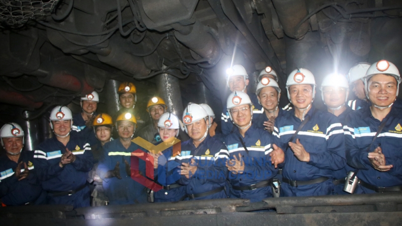 Đồng chí Bí thư Tỉnh ủy chúc Công trường cơ giới hóa khai thác 1 nói riêng và Công ty Than Hà Lầm nói chung tiếp tục phát huy truyền thống “Kỷ luật và Đồng tâm” của giai cấp công nhân Vùng mỏ, phấn đấu hoàn thành toàn diện các chỉ tiêu sản xuất – kinh doanh của năm 2025 (5-2025). Ảnh: Thu Chung