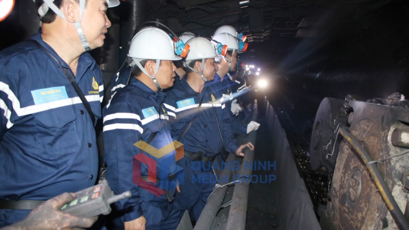 Lãnh đạo Tập đoàn, Công ty CP Than Hà Lầm báo cáo với đồng chí Bí thư Tỉnh ủy, về tình hình sản xuất tại Lò chợ cơ giới hóa đồng bộ công suất 1,2 triệu tấn/năm (5-2025). Ảnh: Thu Chung